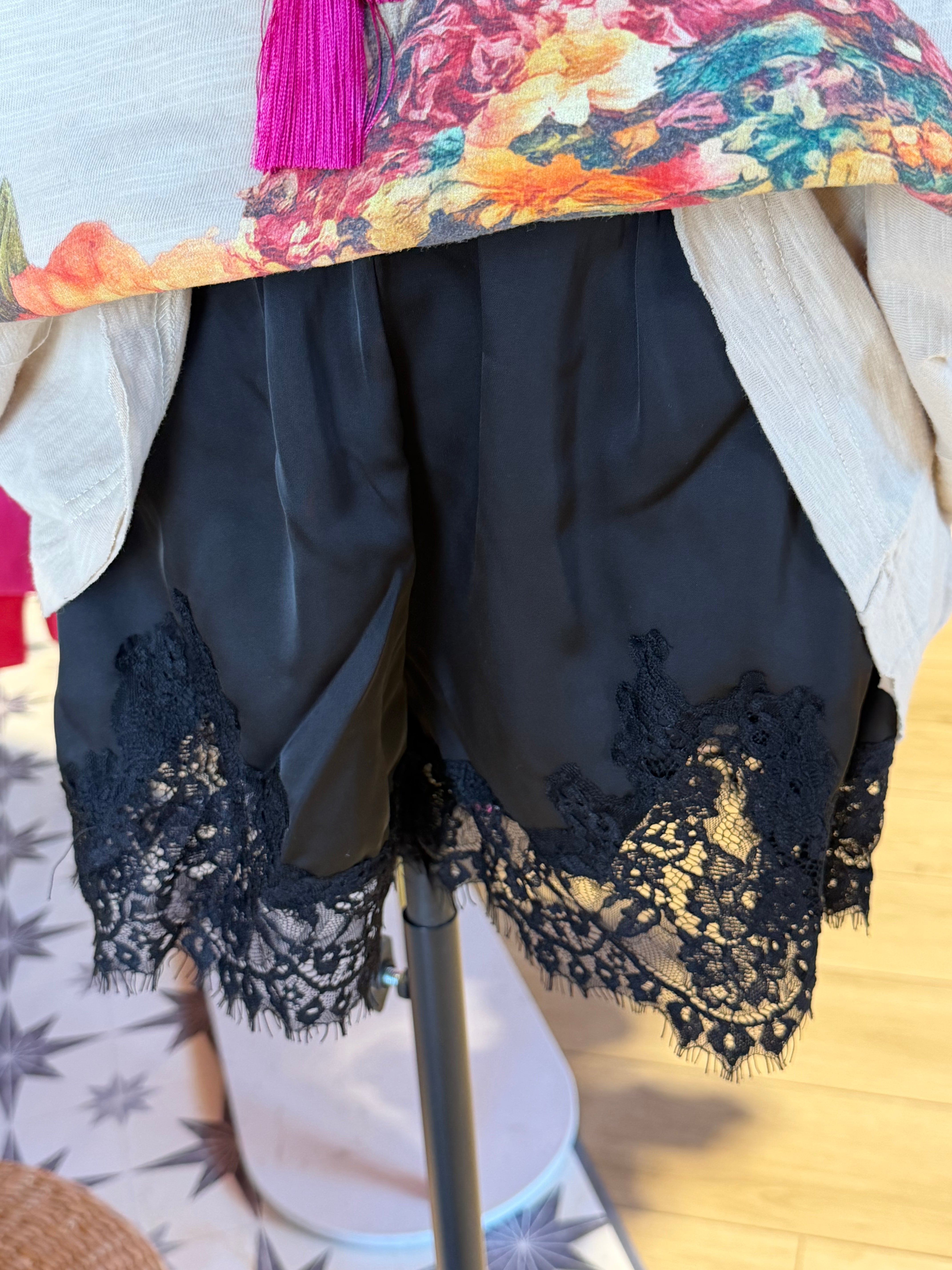 ELASTIC WAIST MID RISE LACE TRIM SHORTS