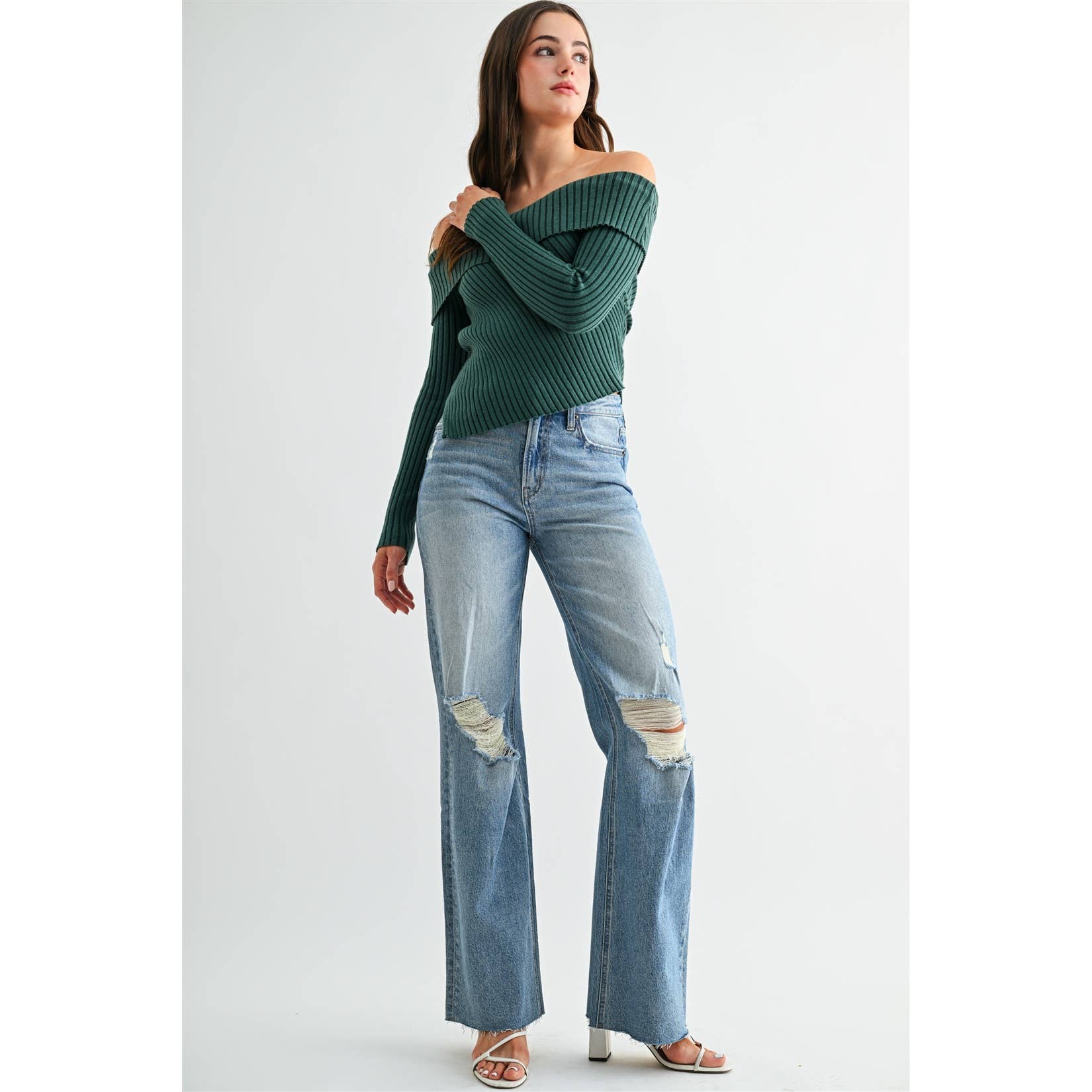 HIGH-RISE WIDE LEG DISTRESSED KNEE RAW HEM