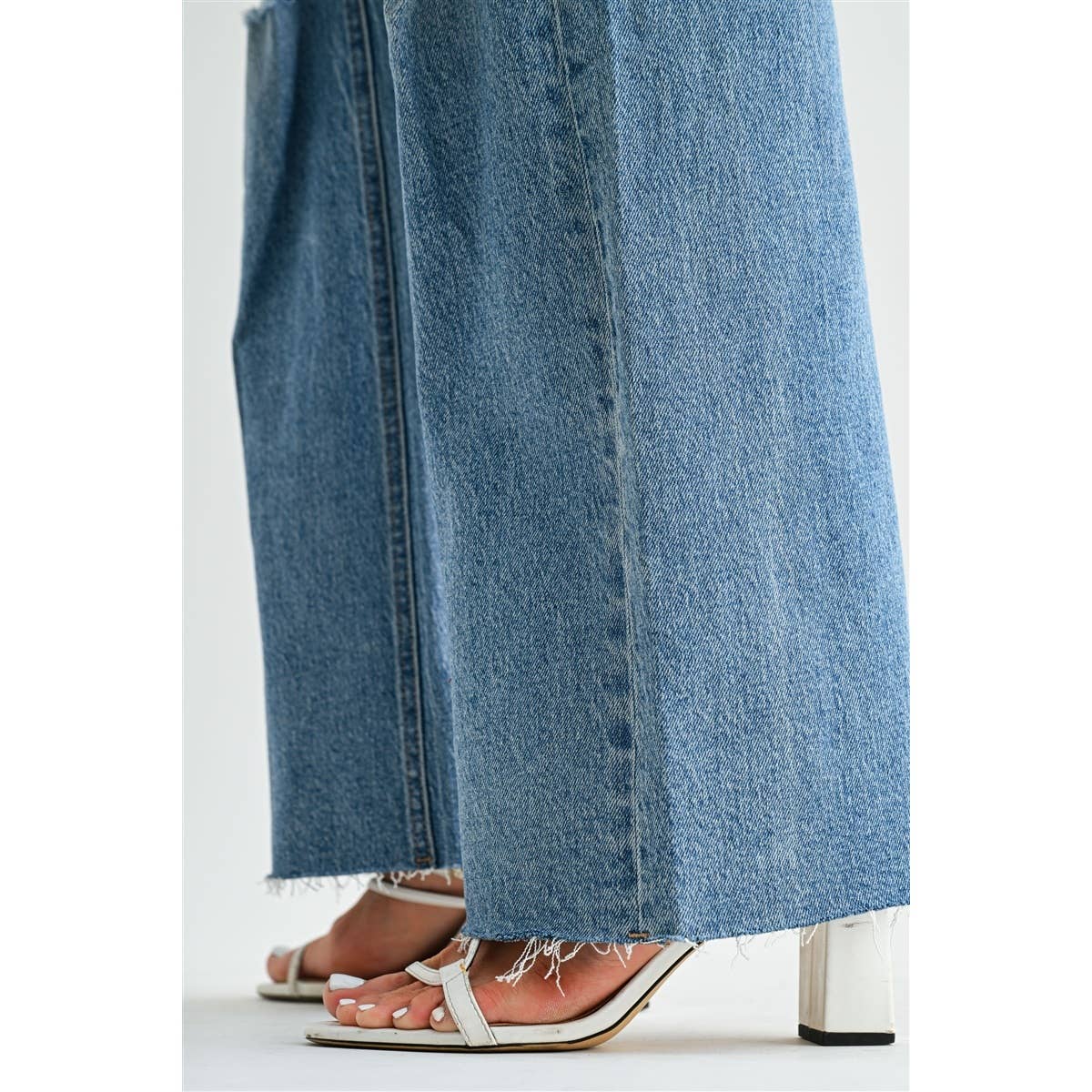 HIGH-RISE WIDE LEG DISTRESSED KNEE RAW HEM