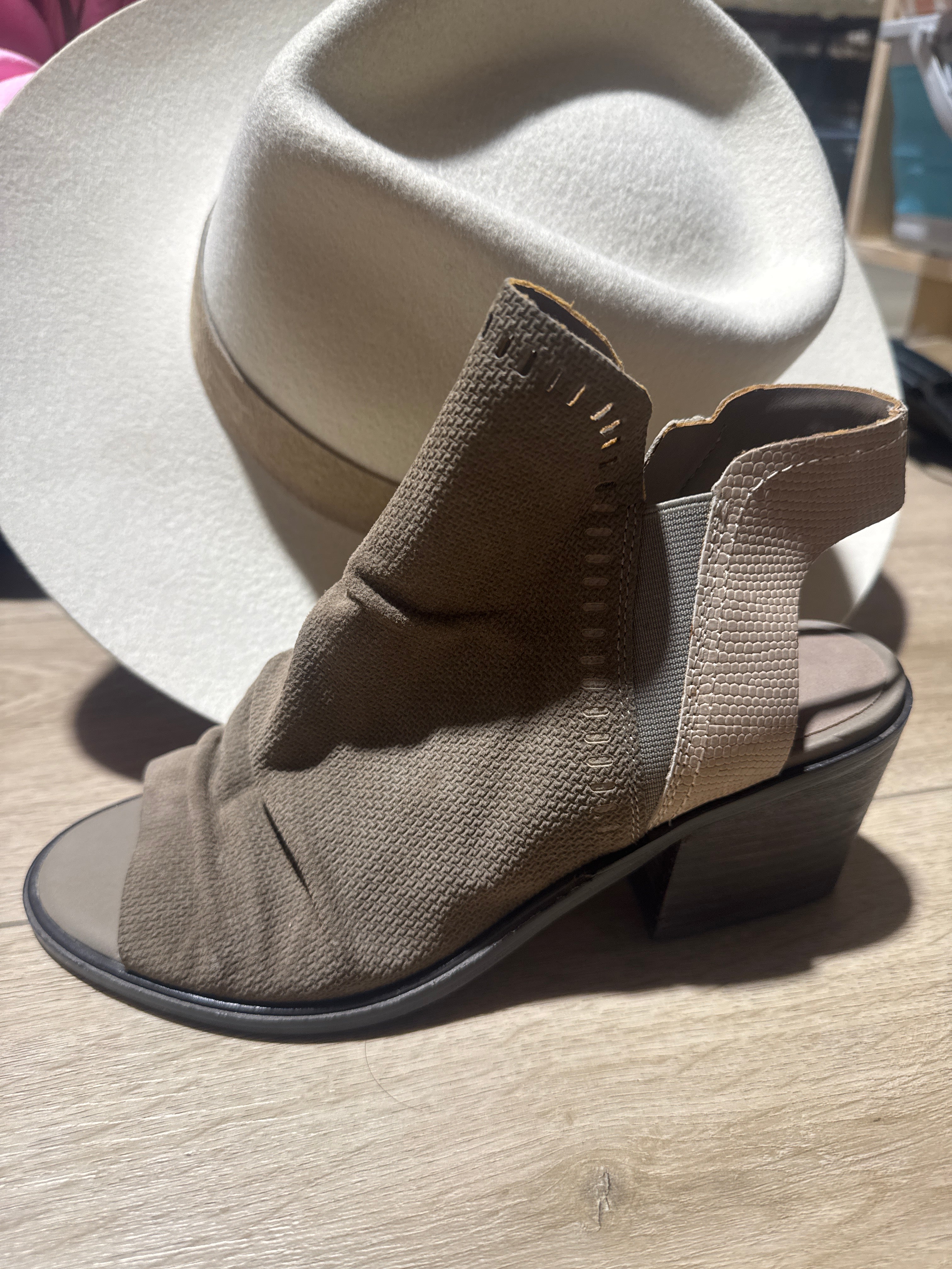 Livia Wedge
