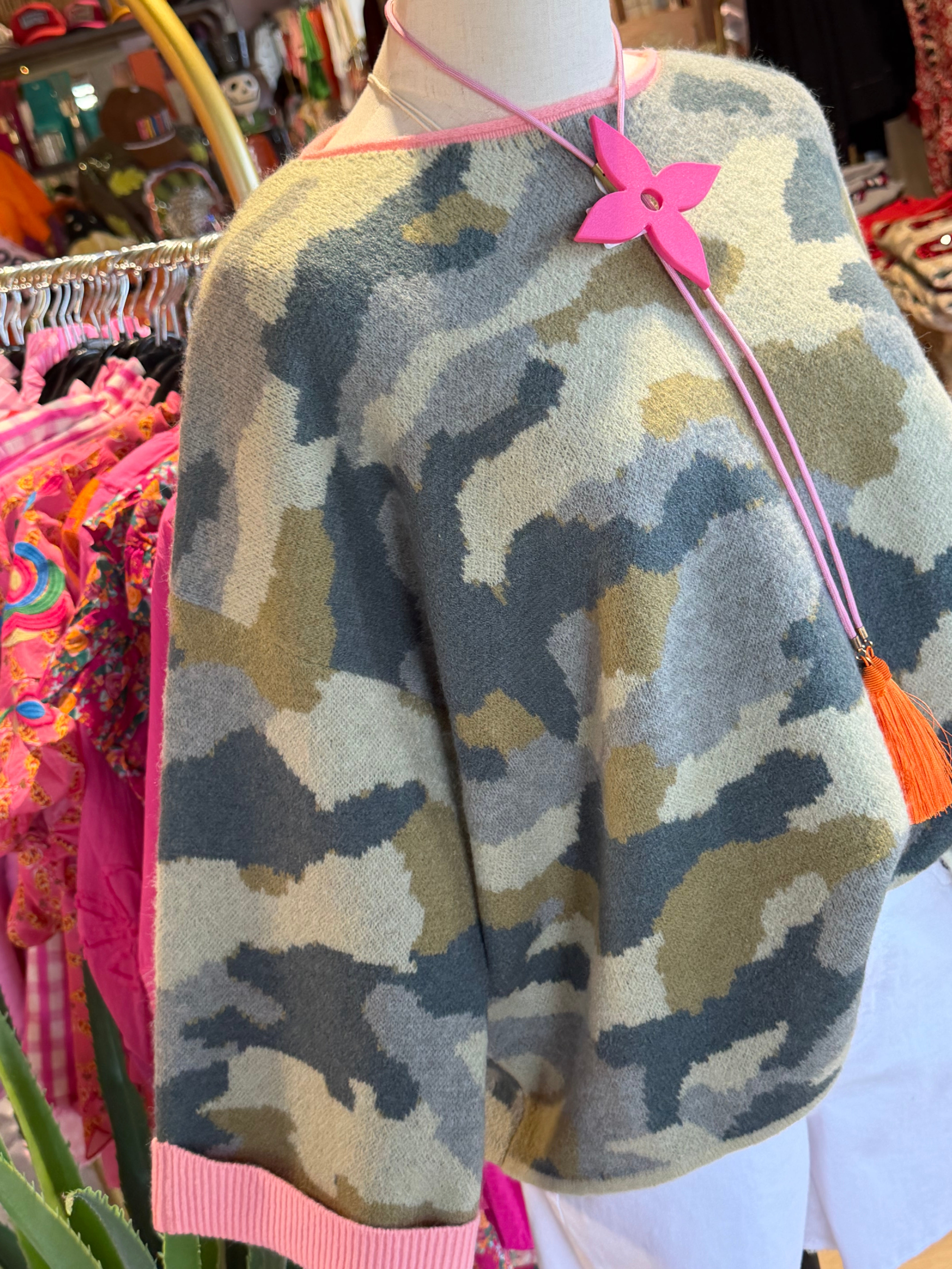SOFT CAMO CONTRAST SWEATER